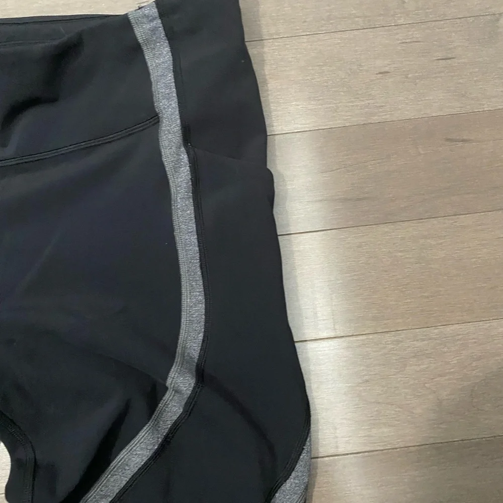 Lululemon leggings with side and back pockets. Size 10 black with gray design. - Picture 4 of 9